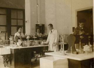 Instituto del Radio (1931). Marguerite es la 2ª por la izquierda