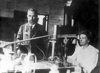 El fantasma, Pierre y Marie Curie en el laboratorio de rue Vauquelin / Foto tal cual aparece en Wikimedia Commons